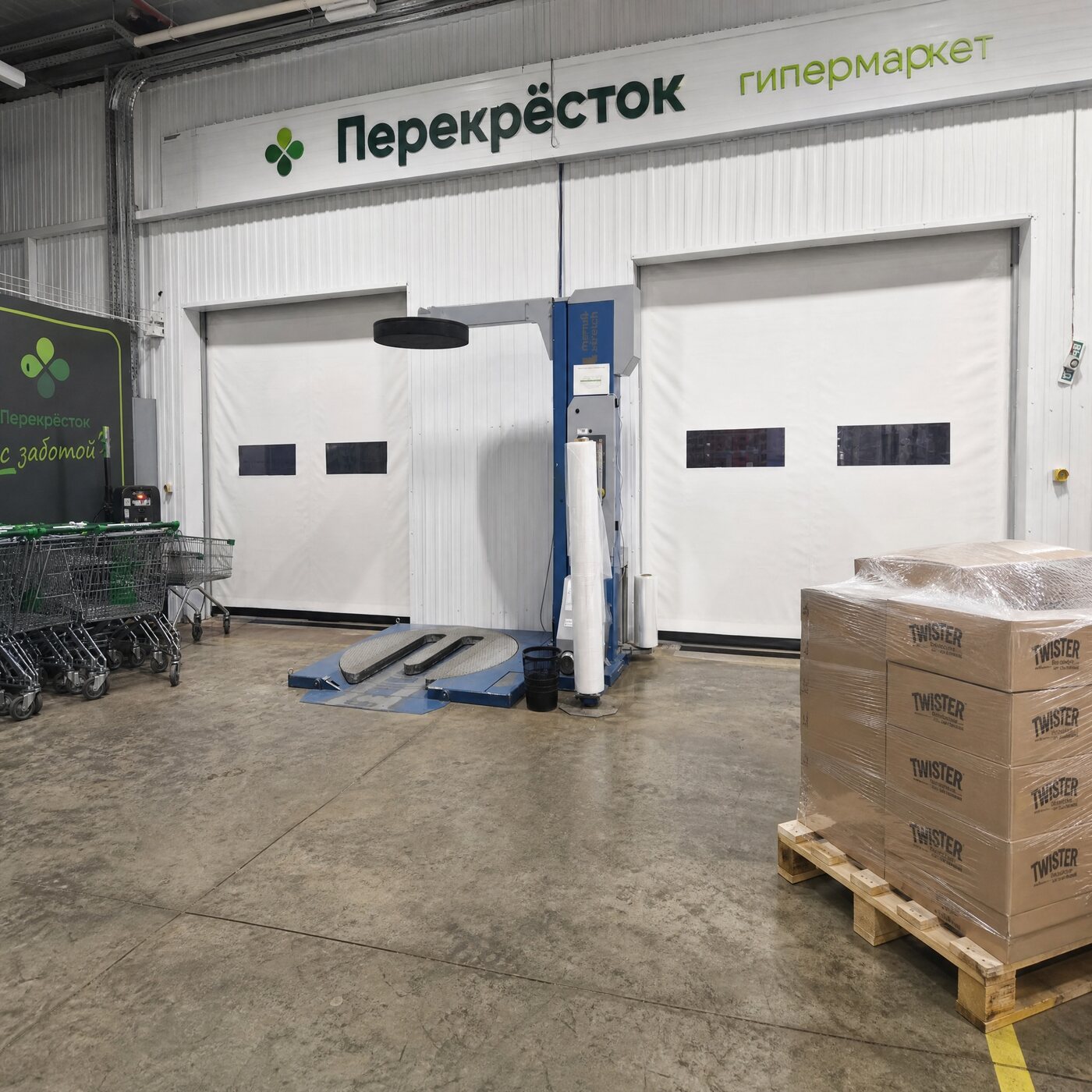Скоростные ворота в гипермаркете «Перекрёсток»